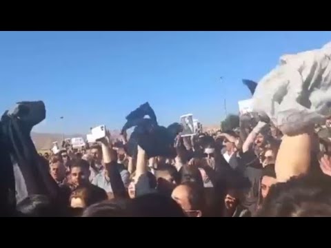 Proteste in Iran al funerale di Mahsa Amini, donne si tolgono il velo e gridano: «Morte al…