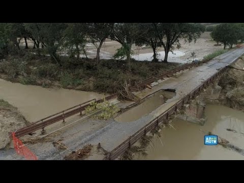 Alluvione Marche, il ponte che la furia dell’acqua ha squarciato: l’enorme voragine ripresa col…
