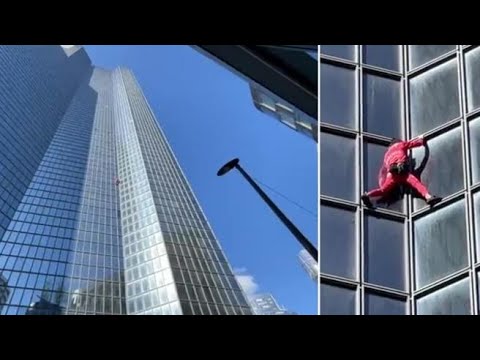Lo «Spiderman francese» Alain Robert scala 48 piani di un grattacielo per sensibilizzare sul…