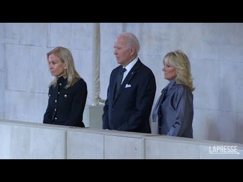 L’omaggio di Biden alla salma della regina Elisabetta