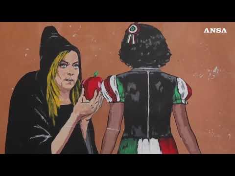 L’Italia diventa “Biancaneve” e Meloni la “strega” in un murales a Roma