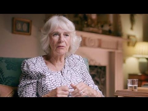 Camilla ricorda la regina Elisabetta II: «Quei suoi occhi azzurri che le illuminavano il viso»