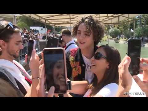 Venezia 79, l’arrivo al Lido tra i selfie per Timothée Chalamet