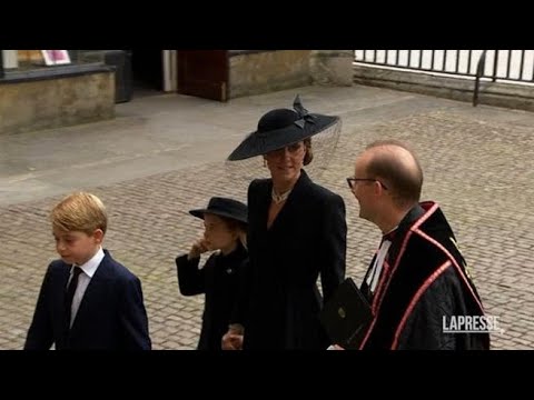 Kate con George e Charlotte e Camilla arrivano a Westminster