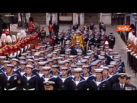 Il feretro della regina trasportato su un affusto di cannone verso l’Abbazia di Westminster