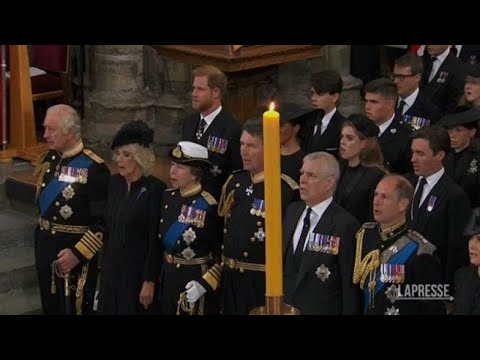Funerali Regina, il principe Harry commosso ma sembra non cantare l’inno