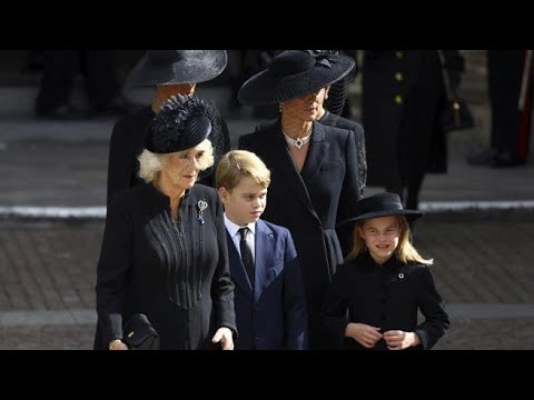 L’arrivo composto ai funerali dei piccoli George e Charlotte ai funerali della bisnonna…