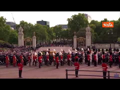 Il feretro della regina Elisabetta passa davanti a Buckingham Palace, lo staff rende omaggio…