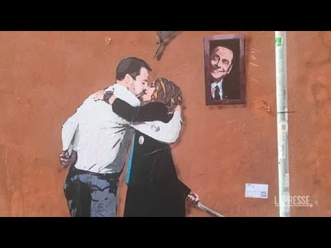 Salvini e Meloni tra baci e coltelli: a Roma il nuovo murale di Tv Boy