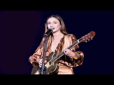 Laila Al Habash, giovane cantautrice romana, apre «Le parole delle canzoni» con la scrittrice…