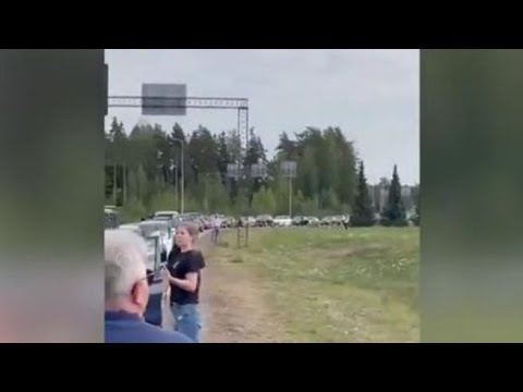 Coda ai confini con la Finlandia: 35 km di auto in attesa di lasciare la Russia