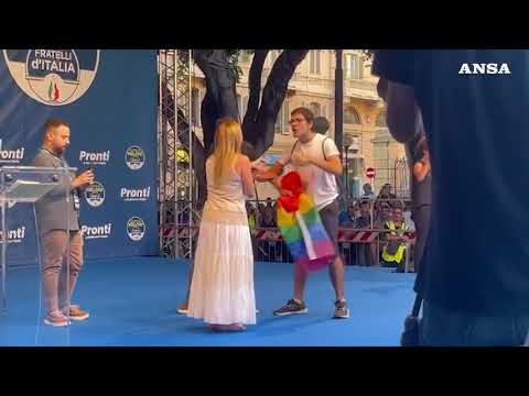Elezioni: Cagliari, botta e risposta tra Meloni e un manifestante Lgbt+