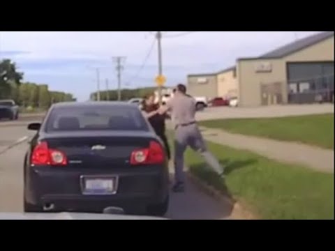 Ohio, uomo aggredisce poliziotta: fermato dai passanti, il video della dashcam