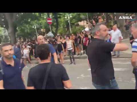 Meloni contestata a Cagliari, disordini e cori “Siamo tutti antifascisti”