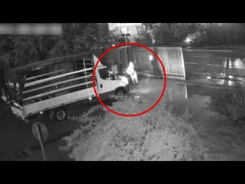 I «ladri superveloci» in azione nel cantiere: così rubavano i furgoni