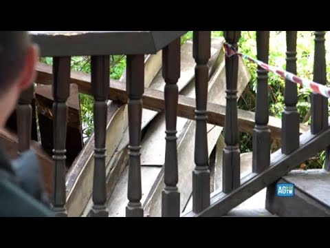 Cede la struttura del Globe Theatre dopo uno spettacolo: le immagini della scala distrutta
