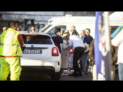 Piazza del Popolo, l’arrivo dei leader e il bacio tra Salvini e Meloni