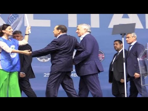 Berlusconi «scortato» mentre lascia il palco di piazza del Popolo