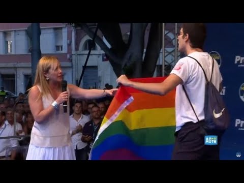 A Cagliari, il comizio di Giorgia Meloni e il confronto sul palco con l’attivista