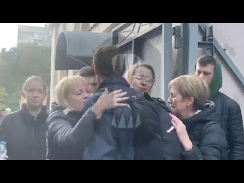 Partono i primi riservisti dalla Russia, famiglie in lacrime