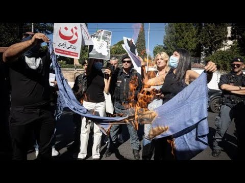La manifestazione di protesta davanti all’ambasciata iraniana