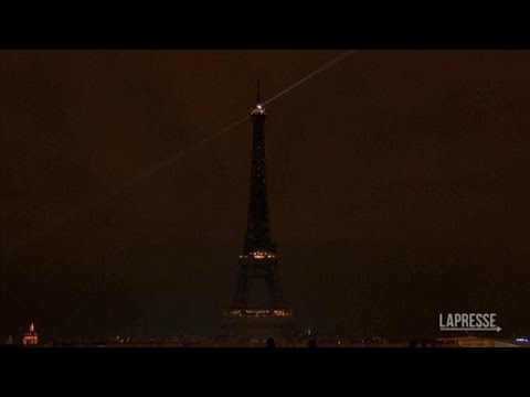 Francia, Parigi spegne le luci sulla Tour Eiffel