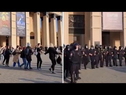 Nuovi arresti in Siberia, un cerchio di persone in protesta contro la guerra