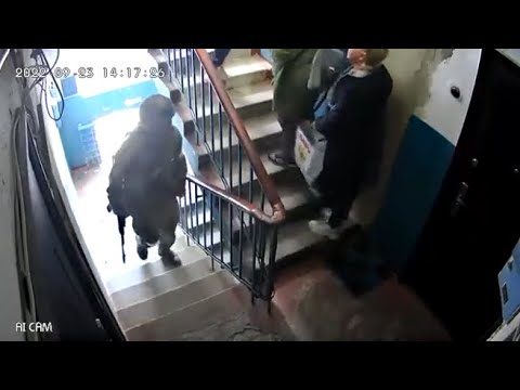 Soldati russi armati spingono gli abitanti a votare al referendum