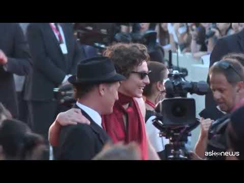 Venezia, Timothée Chalamet accende il red carpet con schiena nuda