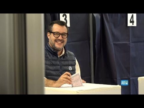 Salvini vota a Milano per le elezioni 2022: «Viva la democrazia e forza Milan»