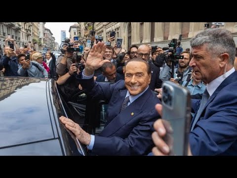 Berlusconi vota a Milano per le elezioni 2023, acclamato all’uscita dal seggio: «Silvio, Silvio»