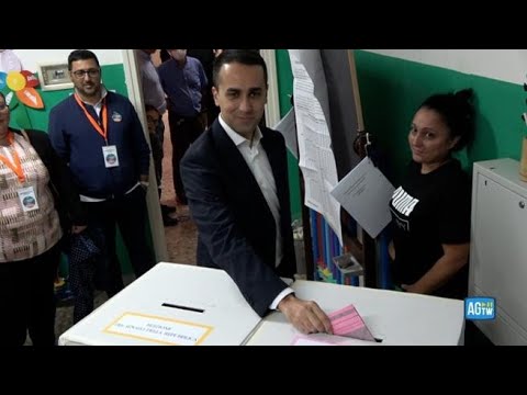 Luigi Di Maio vota a Napoli per le elezioni