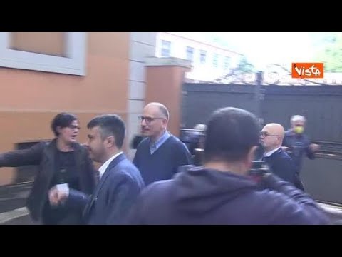 Letta saluta e scatta foto con militanti Pd al seggio di Testaccio