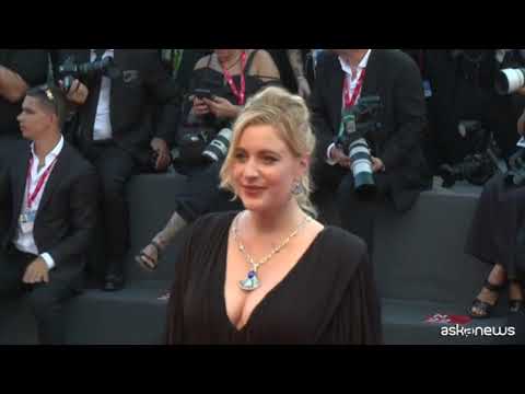 A Venezia l’appello di Zelensky. Deneuve e Clinton sul red carpet