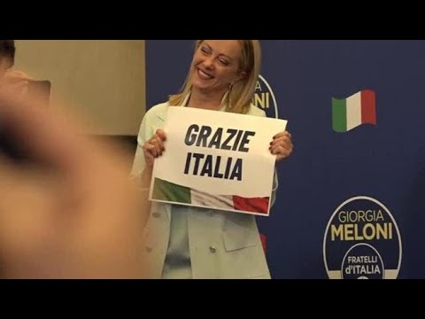 Lacrime, abbracci e Rino Gaetano: così FdI festeggia la vittoria