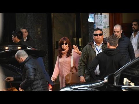 La vicepresidente Fernandez de Kirchner in pubblico dopo il fallito attentato