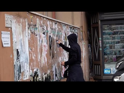 Roma, al liceo Russell strappati manifesti «fascisti». Gli studenti: «Ci aspetta un autunno…