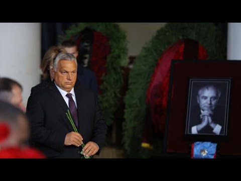 Ultimo saluto a Gorbaciov: Orban lascia rose bianche sul feretro del leader sovietico