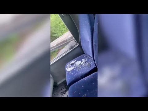 Autobus degli studenti urta un cancello e il finestrino «esplode»