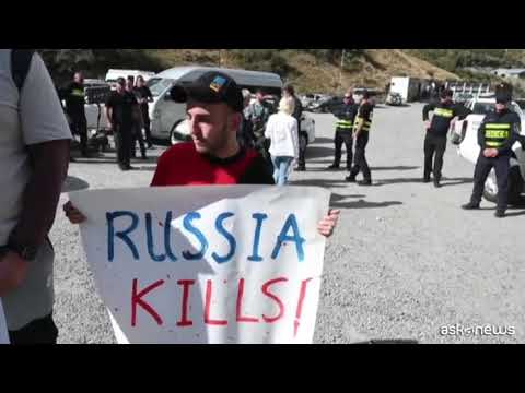 “Non siete i benvenuti”: i georgiani contro i russi al confine