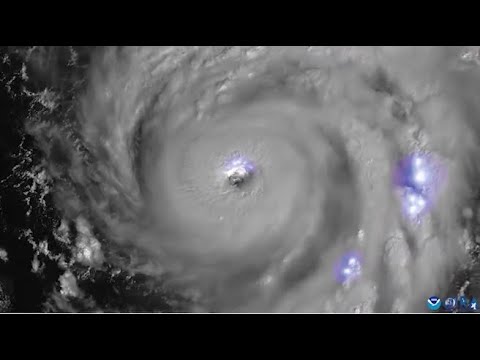 Il flash dei fulmini intorno all’occhio dell’uragano Ian: le immagini dal satellite