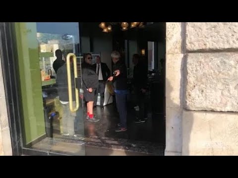 Russell Crowe: l’attore in un bar al Colosseo (in bermuda e calzini rossi) chiede se può fumare…
