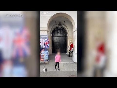 Londra, guardia reale urla e spaventa una bambina: il video su Tik Tok