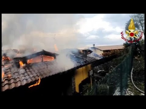 Cenate Sopra, bruciano i tetti di tre villette: abitazioni fuori uso
