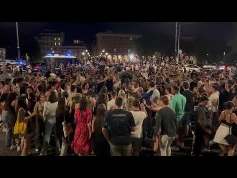 Piazza Trilussa si trasforma in discoteca: open music e balli scatenati