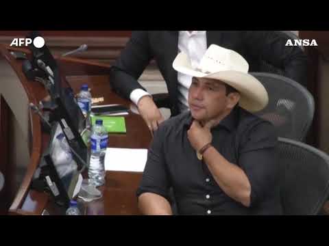 Colombia, senatore arriva a sorpresa in Parlamento a cavallo