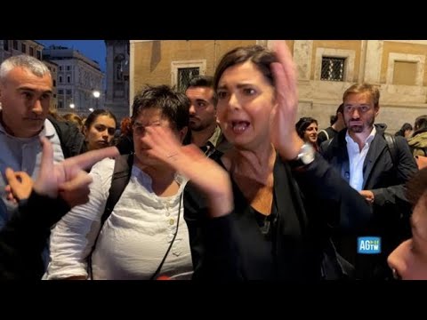 Boldrini contestata alla manifestazione per il diritto all’aborto: «Vada via da questa piazza»