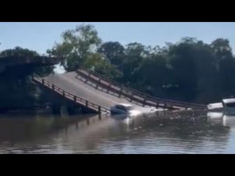 Crolla ponte in Brasile, le auto finiscono in acqua: morti e dispersi