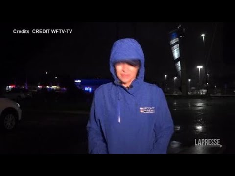 Uragano Ian: in Florida enorme cartello crolla alle spalle di una giornalista