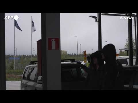 Finlandia, lunga fila di auto al confine dopo le restrizioni sui visti turistici russi